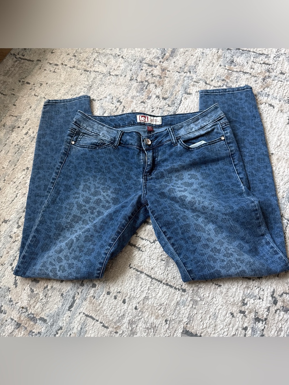 lei Women’s Skinny Jeans in Blue with Subtle Leopard Print